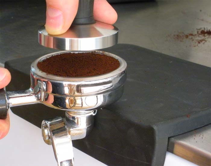 کوبیدن قهوه در محلی که (پرتافیلتر)قراراست به دستگاه متصل شود