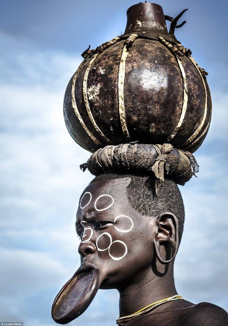 زن لب بشقابی در اتیوپی